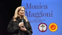 Vino, Benvenuto Brunello: Monica Maggioni (RAI) firma la piastrella vendemmia 2023