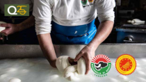 Mozzarella di Bufala Campana DOP, a 86 anni alla Scuola del Consorzio per diventare casari