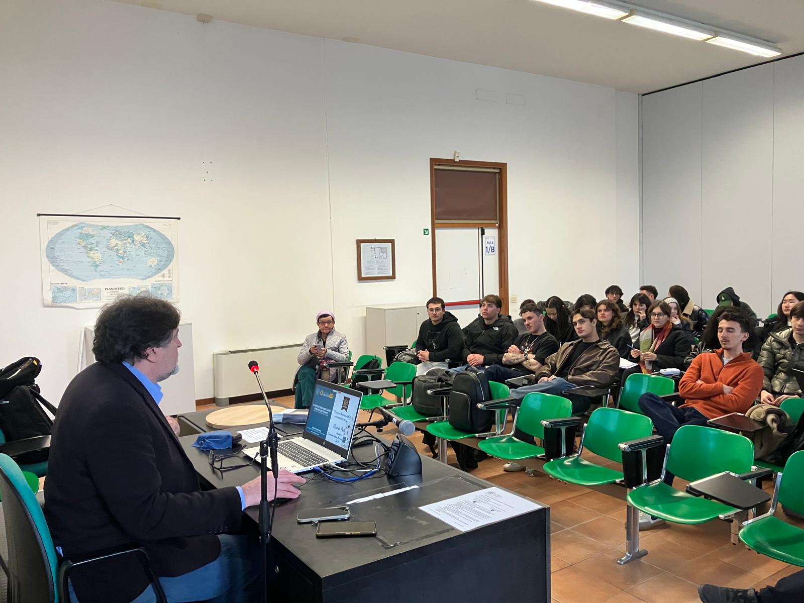 Riccardo Pastore, direttore del Consorzio Pecorino Romano DOP mentre tiene il suo seminario al corso MICO 2026